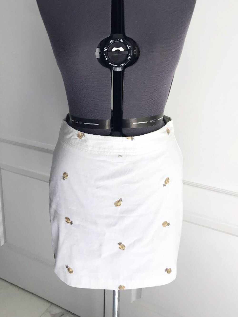 Tahiti Reef Club White Cotton Skirt with Pineapple Embroidery, Size 10